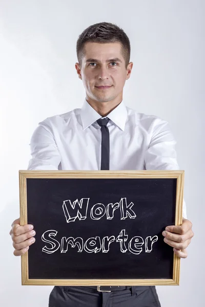 Trabalho mais inteligente - Jovem empresário segurando quadro — Fotografia de Stock