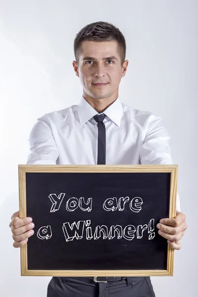Tu es une gagnante ! - Jeune homme d'affaires tenant un tableau noir — Photo