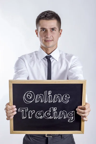 Online Trading - mladý podnikatel drží tabuli — Stock fotografie