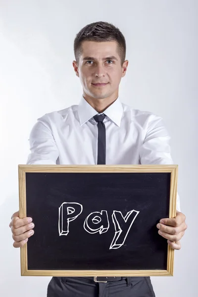 Salário - Jovem empresário segurando quadro — Fotografia de Stock