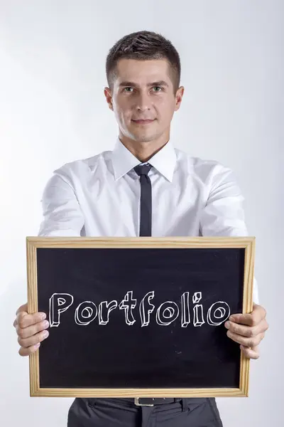 Portfölj - ung affärsman holding svarta tavlan — Stockfoto