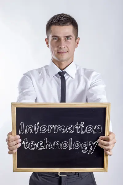 Інформаційні технології - молодий бізнесмен тримає крейдову дошку — стокове фото