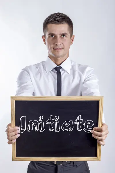 Iniciovat - mladý podnikatel drží tabuli — Stock fotografie
