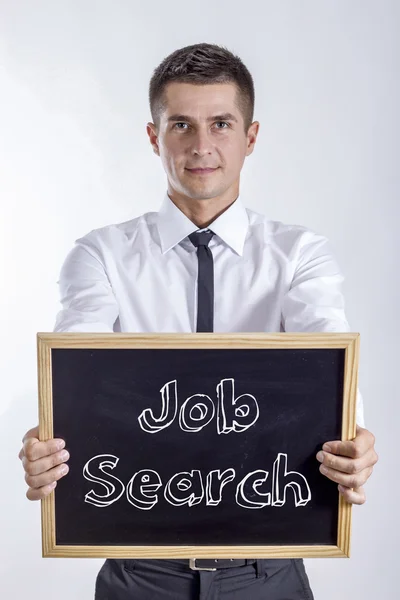 Pesquisa de emprego - Jovem empresário segurando quadro com texto — Fotografia de Stock