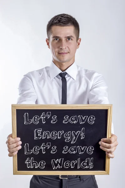 ¡Ahorremos energía! ¡Salvemos el mundo! - Joven empresario sosteniendo pizarra con texto — Foto de Stock