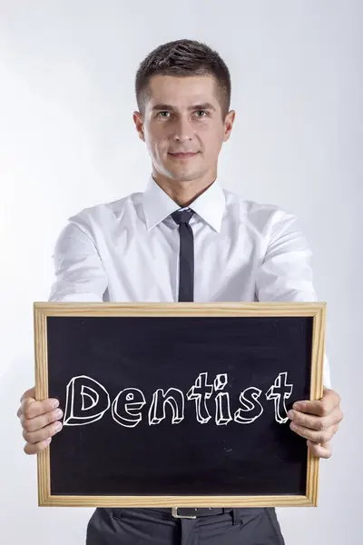 牙医-年轻的商人拿着黑板与文本 — 图库照片