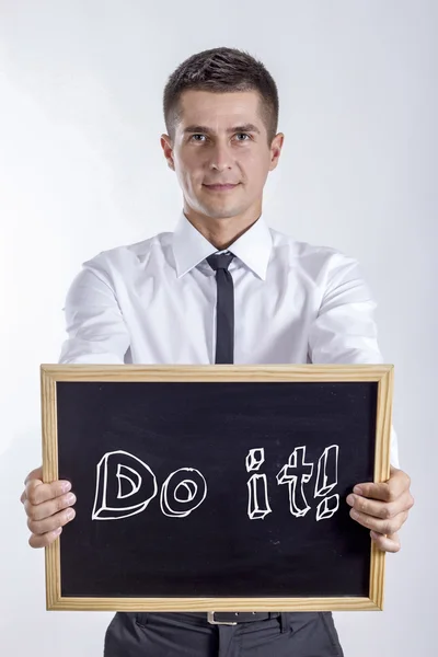 Vas-y ! - Jeune homme d'affaires tenant un tableau noir avec du texte — Photo