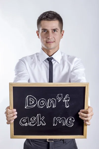 Fragen Sie mich nicht - junger Geschäftsmann hält Tafel mit Text in der Hand — Stockfoto