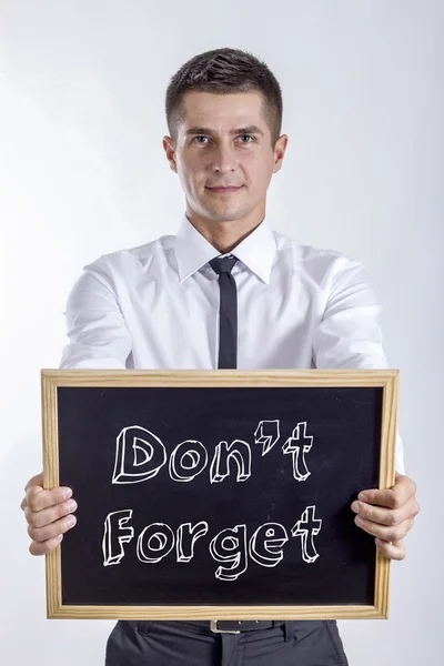 Nicht vergessen - junger Geschäftsmann hält Tafel mit Text in der Hand — Stockfoto