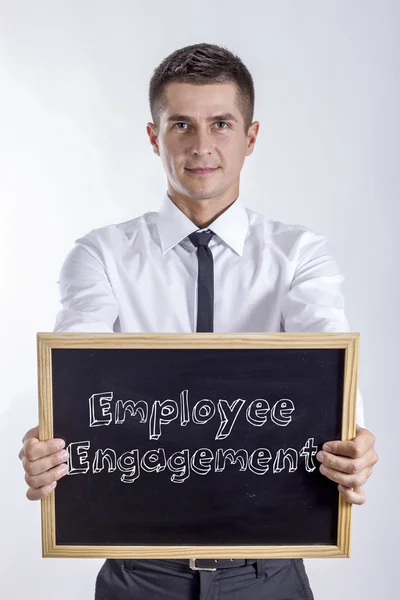 De betrokkenheid van de medewerkers - jonge zakenman houden schoolbord — Stockfoto