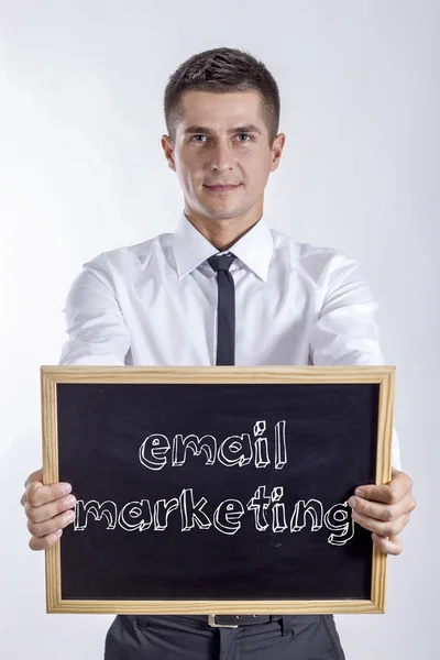 E-mail marketing - młody biznesmen posiadania tablicy — Zdjęcie stockowe