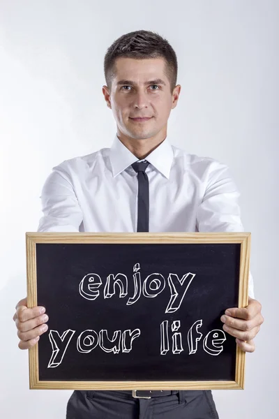 Genieten van uw leven - jonge zakenman houden schoolbord — Stockfoto