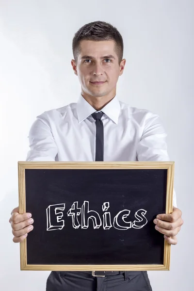Ética - Jovem empresário segurando quadro-negro — Fotografia de Stock