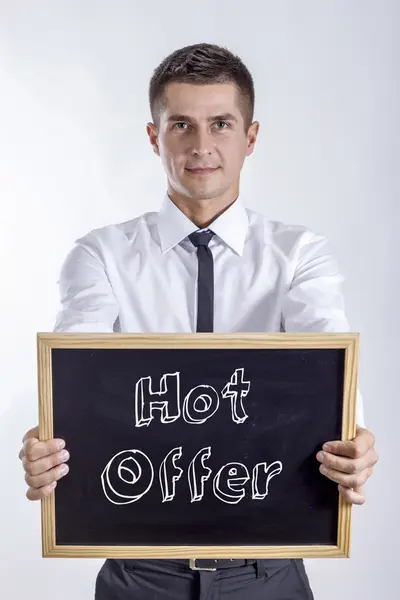 Oferta quente - Jovem empresário segurando quadro — Fotografia de Stock