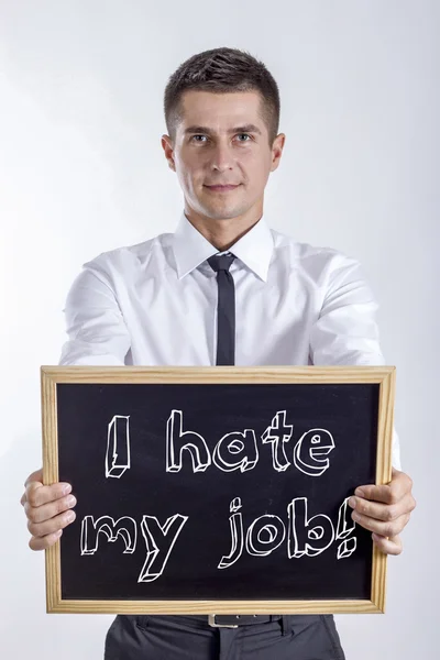 Я ненавиджу свою роботу! - Молодий бізнесмен тримає крейдяну дошку — стокове фото