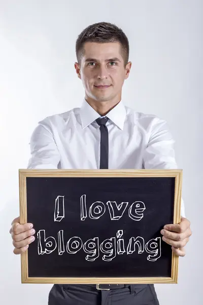 Me encanta bloguear - Joven empresario sosteniendo pizarra — Foto de Stock