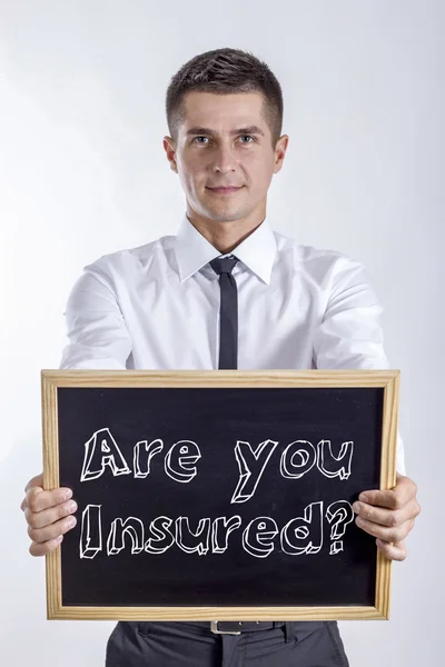 Sind Sie versichert? - junger Geschäftsmann mit einer Tafel mit Text — Stockfoto