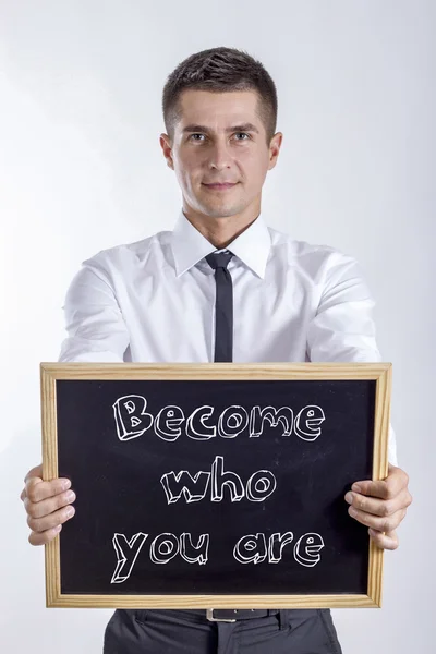 Worden wie je bent - jonge zakenman houden schoolbord met tekst — Stockfoto