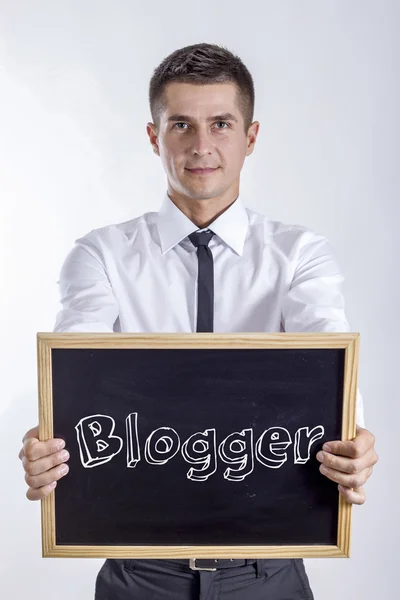 Blogger - mladý podnikatel drží tabule s textem — Stock fotografie