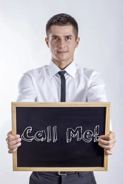 ¡Llámame! - Joven empresario sosteniendo pizarra con texto —  Fotos de Stock