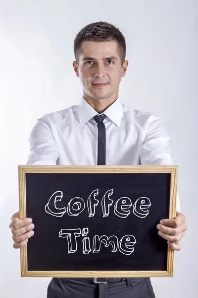 Hora del café - Joven empresario sosteniendo pizarra con texto — Foto de Stock