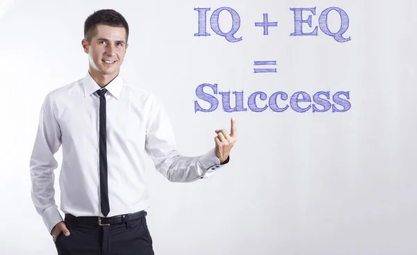 IQ ve Eq başarı - genç gülümseyen işadamı metin üzerinde işaret