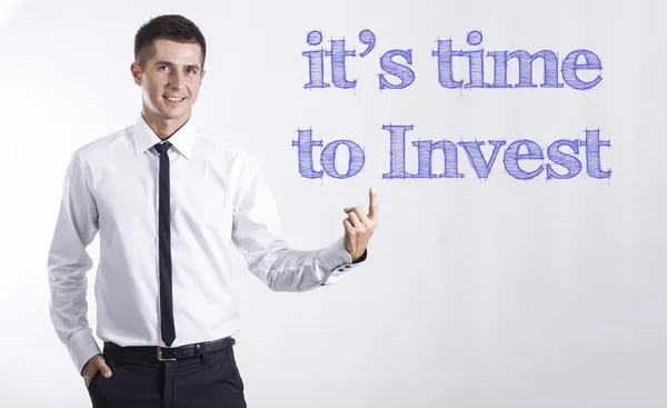 É hora de Invest - Jovem empresário sorridente apontando no texto — Fotografia de Stock