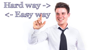 Zor yoldan, kolay yolu - metne temas genç gülümseyen iş adamı