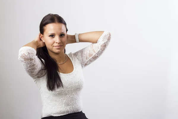 Menina bonita segurando o cabelo — Fotografia de Stock