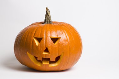 Beyaz arka planda Cadılar Bayramı kabağı