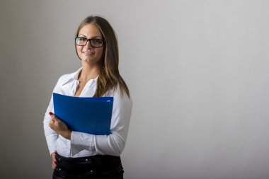 Güzel kız holding mavi klasör