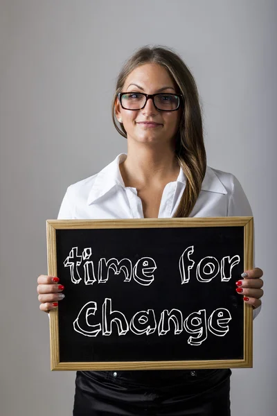 Tempo para a mudança - Jovem empresária segurando quadro em branco — Fotografia de Stock