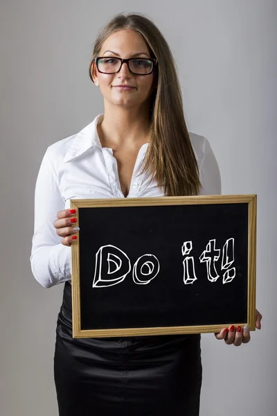 Mach 's! - junge Geschäftsfrau hält Tafel mit Text in der Hand — Stockfoto