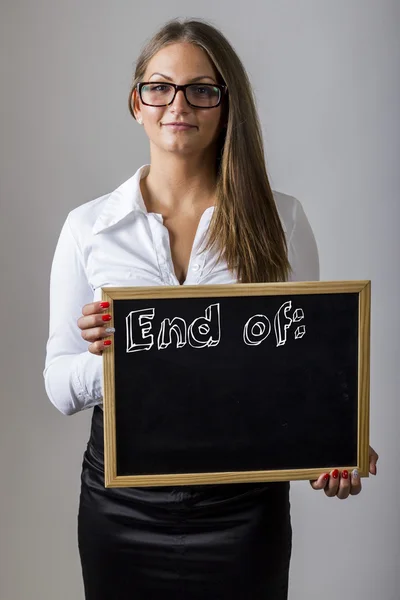 Ende: - junge Geschäftsfrau hält Tafel mit Text in der Hand — Stockfoto