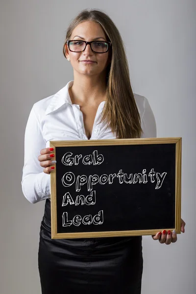 Chytit příležitost a hlavní cíl - mladá podnikatelka drží cha — Stock fotografie