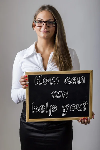 Wie können wir Ihnen helfen? - junge Geschäftsfrau mit Kreidetafel — Stockfoto
