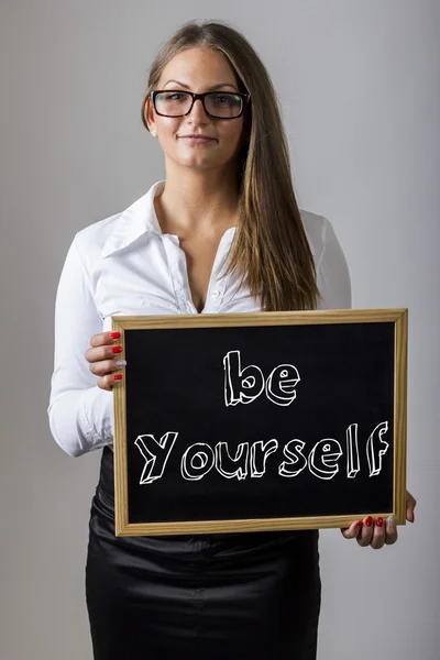 Be Yourself - молодая бизнесвумен, держащая в руках доску с текстом — стоковое фото