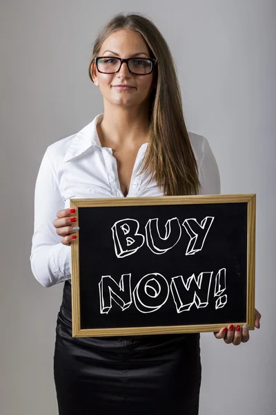 Jetzt kaufen! - junge Geschäftsfrau hält Tafel mit Text in der Hand — Stockfoto