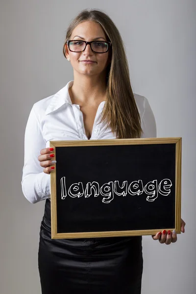 Мова - Молода бізнес-леді, що тримає клавіатуру з текстом — стокове фото