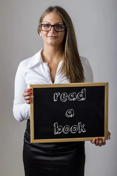 Ler um livro - Jovem empresária segurando quadro com texto — Fotografia de Stock