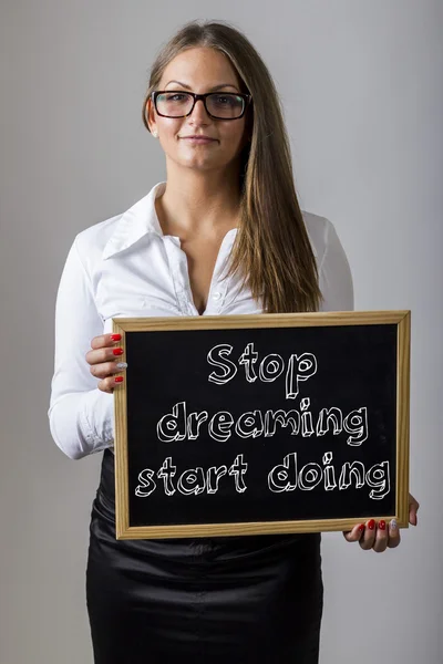 Pare de sonhar começar a fazer - Jovem empresária segurando chalkboa — Fotografia de Stock