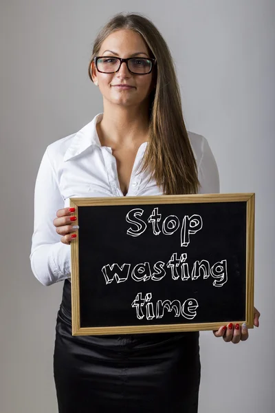 Schluss mit Zeitverschwendung - junge Unternehmerin mit Kreidetafel — Stockfoto