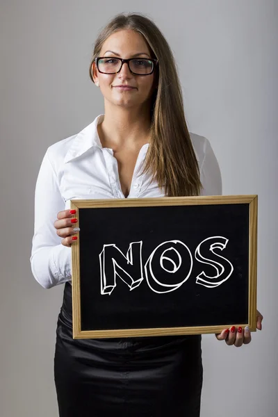 NOS - Jovem empresária segurando quadro com texto — Fotografia de Stock