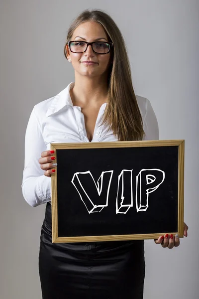 Vip - junge Geschäftsfrau hält Tafel mit Text — Stockfoto