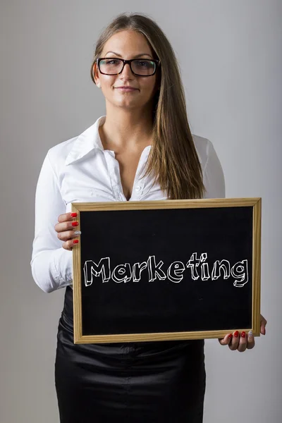 Marketing - Jeune femme d'affaires tenant tableau noir avec texte — Photo