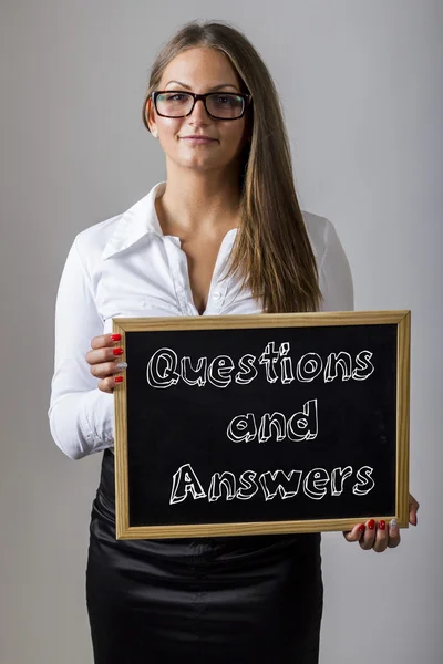 Questions et réponses - Jeune femme d'affaires tenant un tableau w — Photo