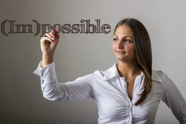 (Im) possível - Menina bonita escrevendo na superfície transparente — Fotografia de Stock