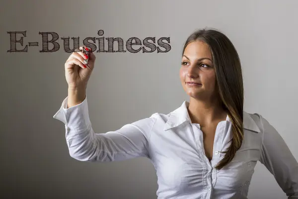 E-Business - Hermosa chica escribiendo en superficie transparente — Foto de Stock