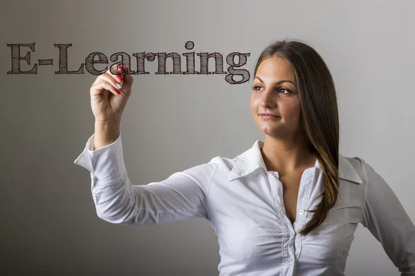 E-Learning - krásná dívka, psaní na transparentní povrchu — Stock fotografie