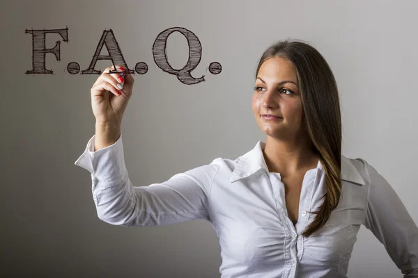 F.A.Q. - Hermosa chica escribiendo en la superficie transparente — Foto de Stock